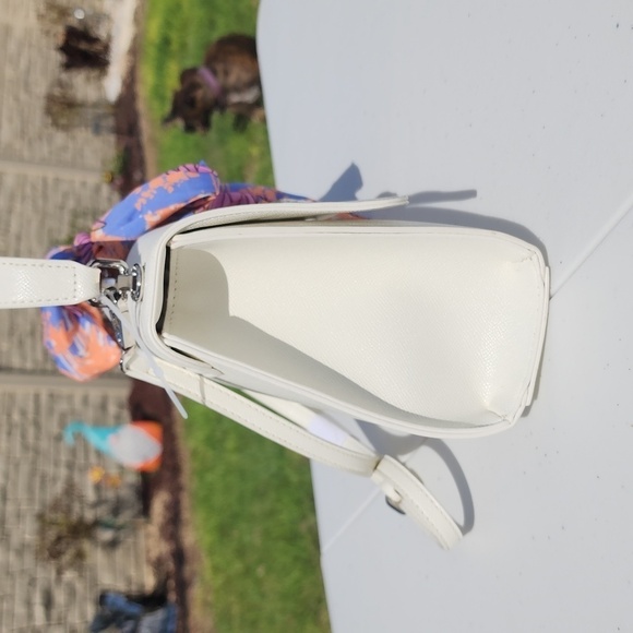 BETSEY JOHNSON WHITE CROSSBODY w/SCARF - Picture 4 of 8
